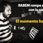 Rabem grabando música en el interior de un coche con auriculares y micrófono, mientras trabaja en su portátil durante la noche.