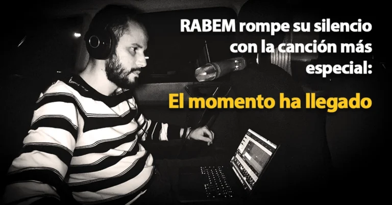 Rabem grabando música en el interior de un coche con auriculares y micrófono, mientras trabaja en su portátil durante la noche.